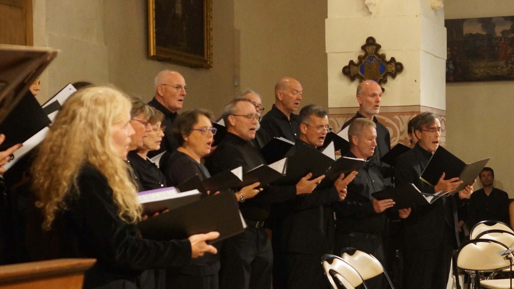 Les choristes pendant le concert à Méré le 6 juin 2026