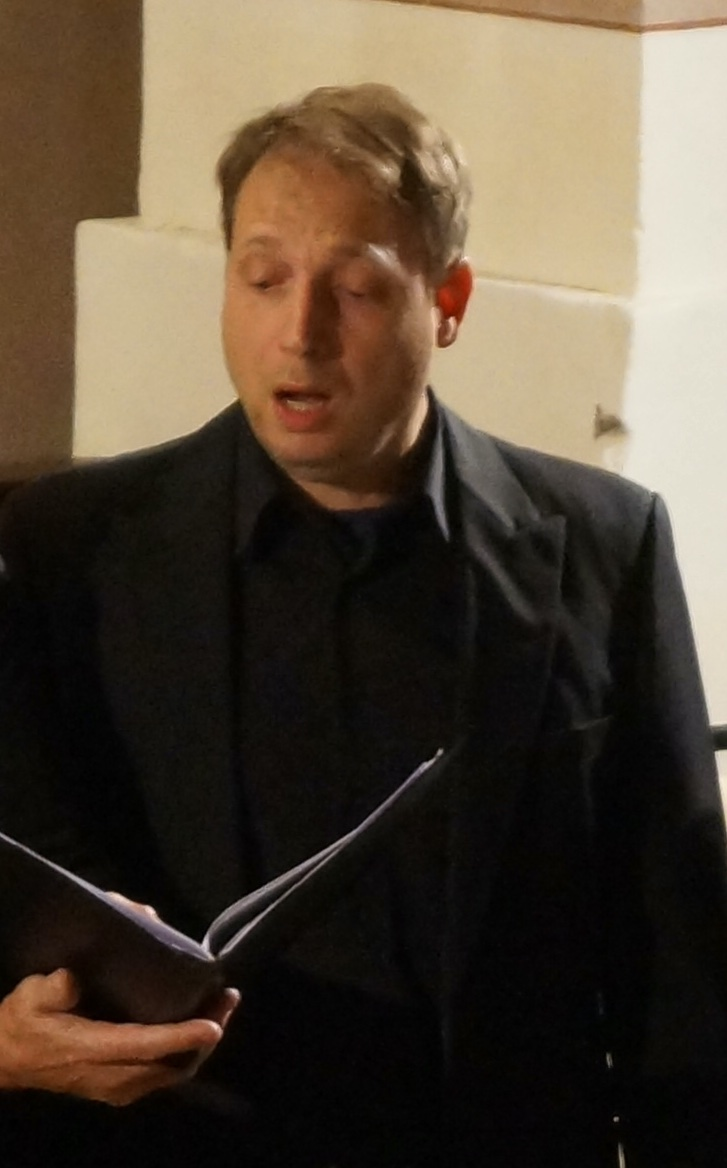 Henri de Vasselot chantant avec sa partition